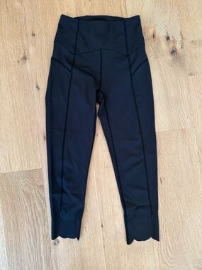Free people Black scalloped edge Athletic Leggings size XS